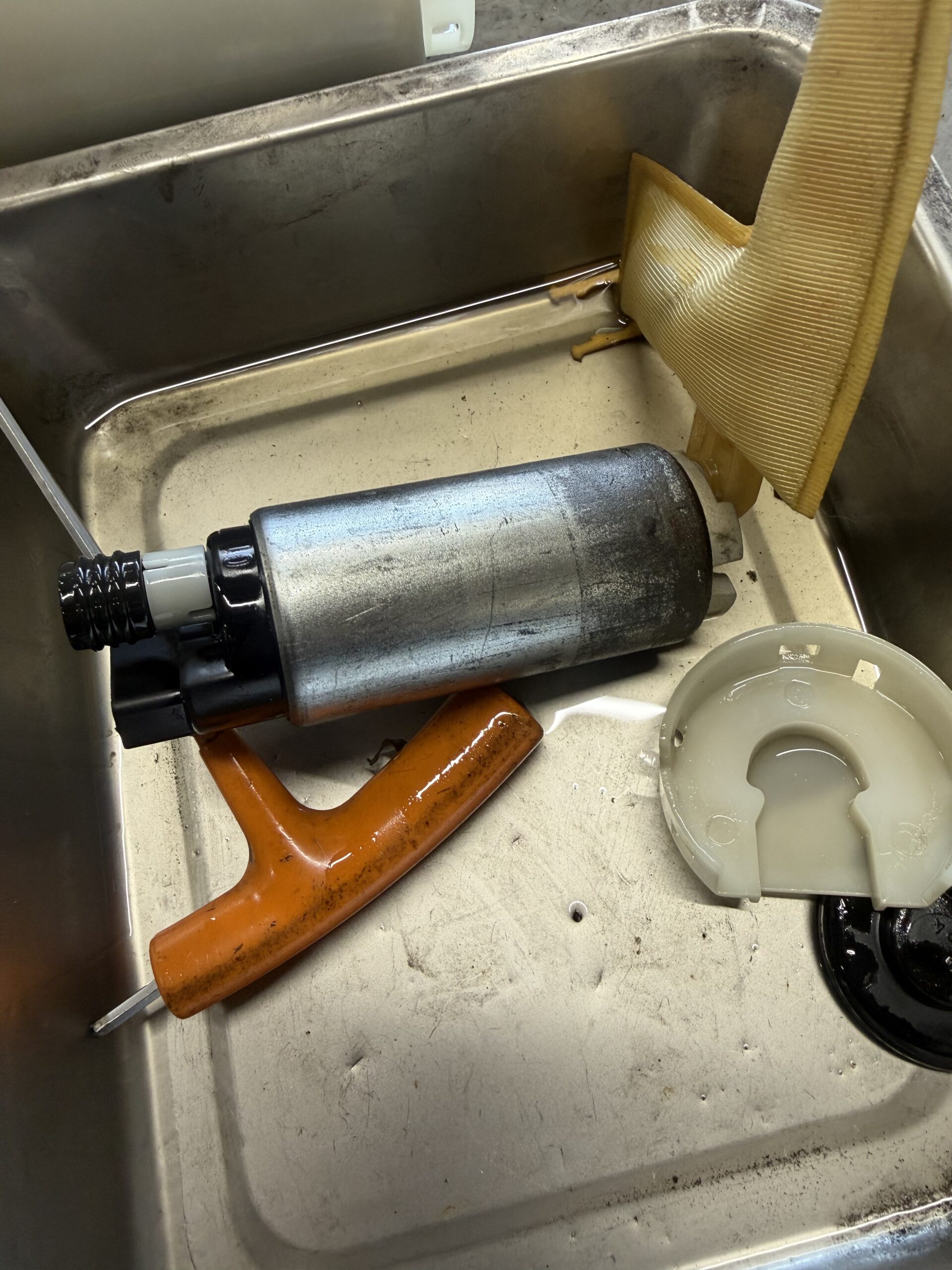 ロータス エキシージ190CUP 燃料ポンプ取り外し