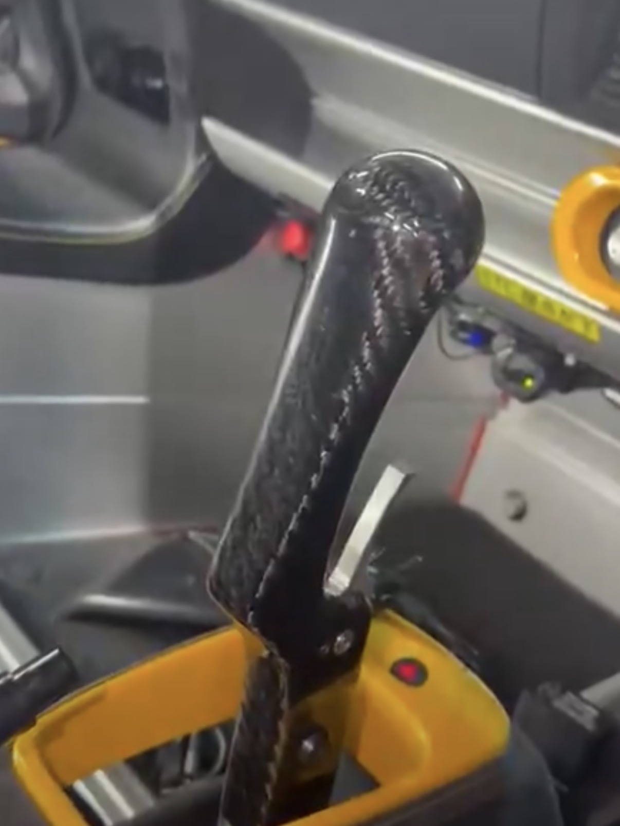 V6エキシージ410 車両搭載・シフト周辺作業